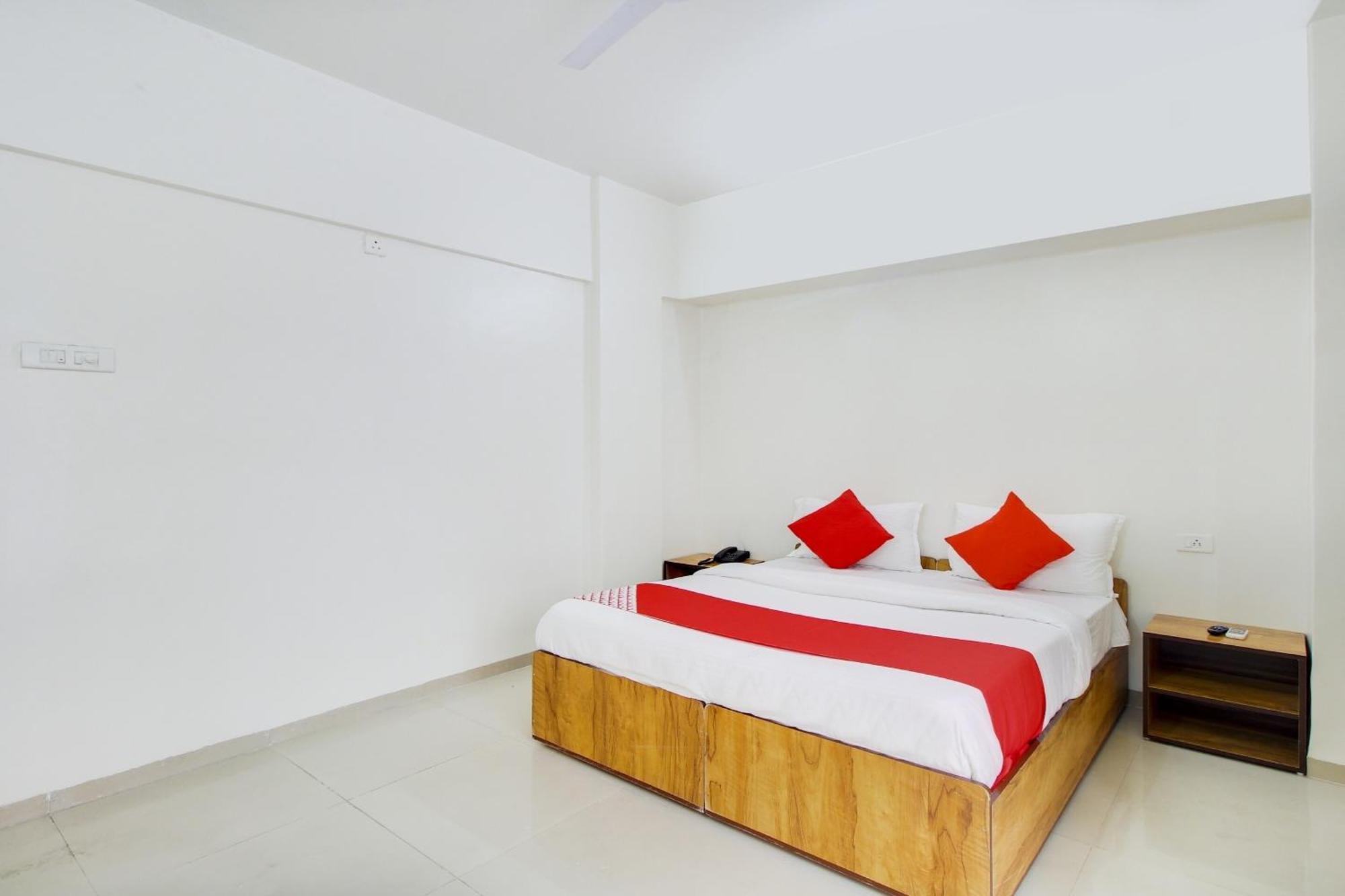 OYO 76128 Hotel Star Inn Pune Exterior foto